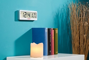 infactory LCD Funkwanduhr: Kompakte Funkuhr mit riesigem XXL-LCD-Display und Temperatur-Anzeige (Funkuhr Großes Display) - 2