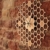 Wanduhr in offener Bienenwaben-Form - Kreatives und modernes Design aus  Bambus/Holz - Leise ohne Ticken - Sechseckig mit offenem Rand - 4