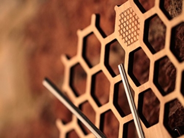 Wanduhr in offener Bienenwaben-Form - Kreatives und modernes Design aus  Bambus/Holz - Leise ohne Ticken - Sechseckig mit offenem Rand - 5