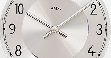 Quarz Pendelwanduhr modern von AMS. design, ein Blickfang im Wohnzimmer Eingangsbereich mit einer eleganten Holzrückwand und Metallpendel; Pendeluhr mit arabischen Ziffern - 3